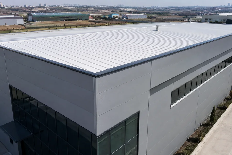 Yalıtımlı tesislerde sandviç panel çözümü Yalıtımlı sanayi yapısında sandviç panel çatı çözümü — temsili proje görseli